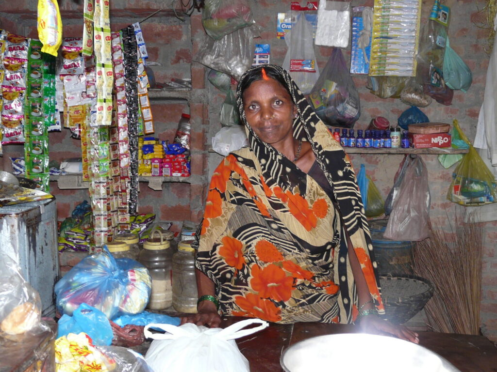 Solidair met India_Vrouw in haar eigen winkeltje