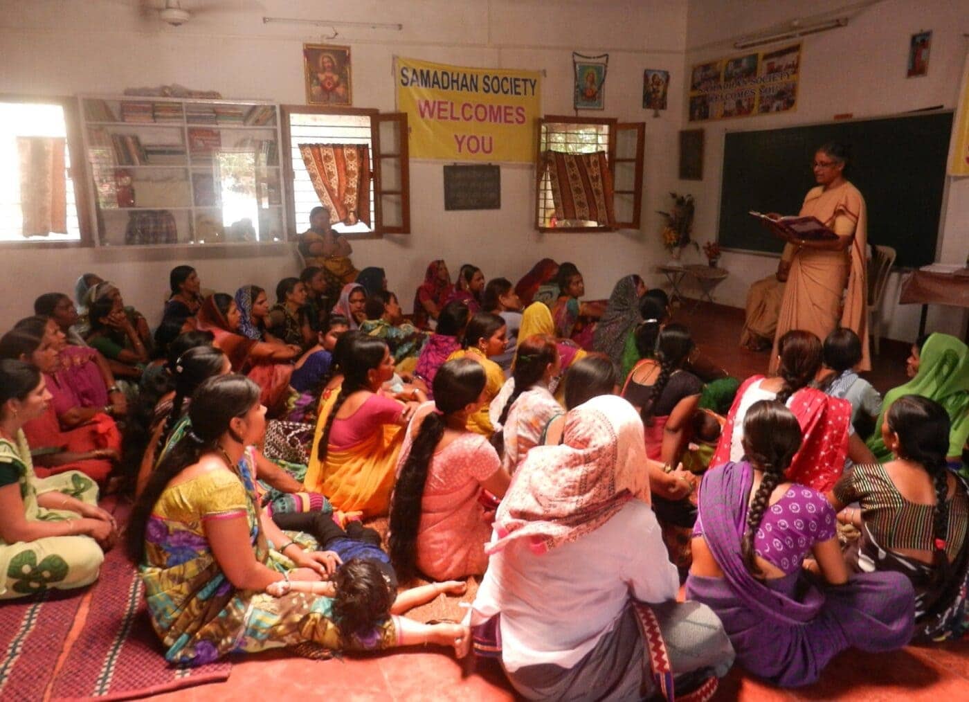 01_Voorlichting-aan-vrouwen-zelfhulpgroep-in-sloppenwijk-Indore_Solidair-met-India_34910