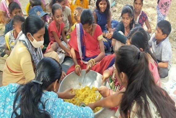 Indore_Slums_Training Gooseberry tonic preparation_Solidair met India_34910